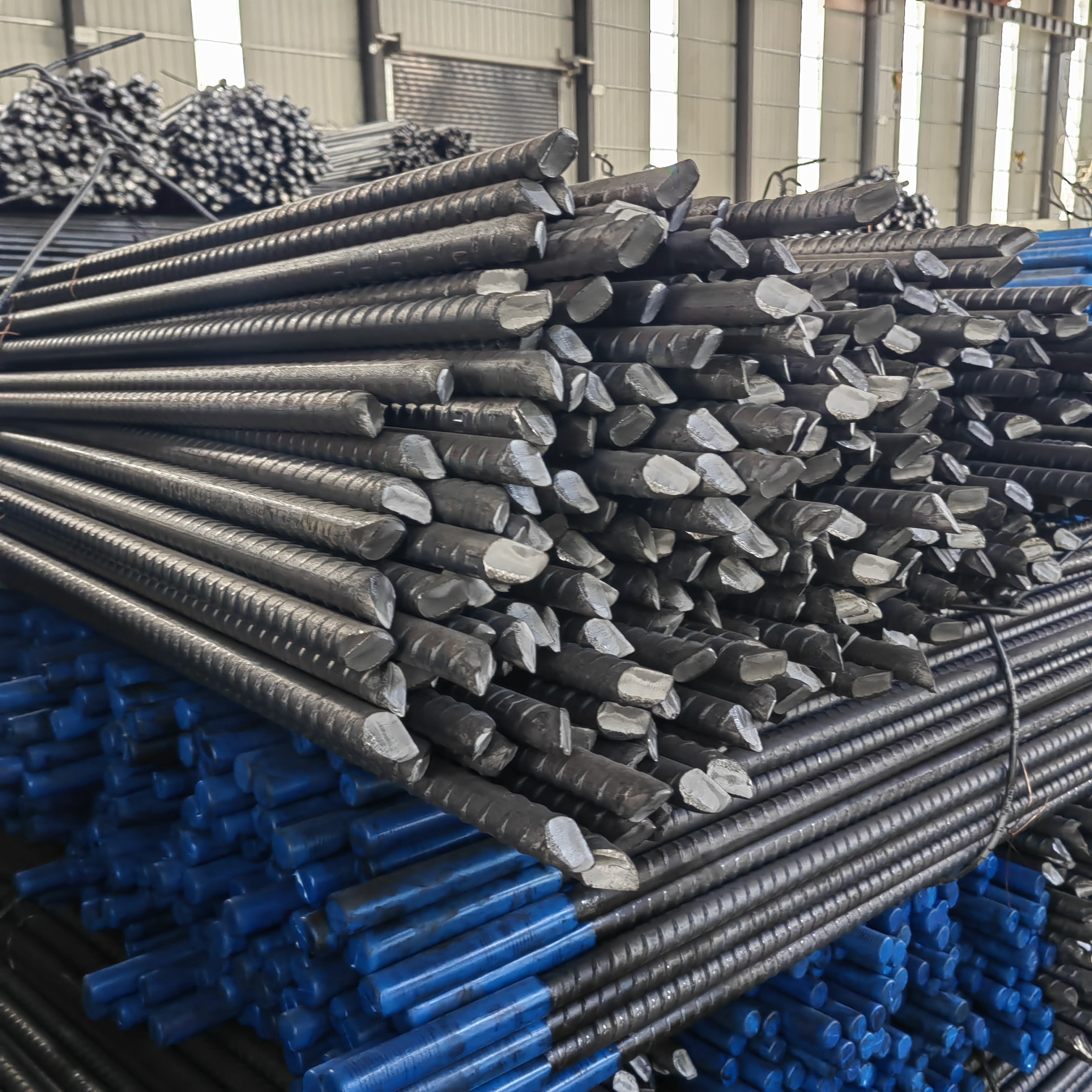 筑牢工程根基！新疆客户定制螺纹钢锚杆圆满完工待发运